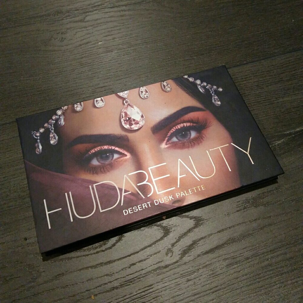 Huda Beauty Desert Dusk palette